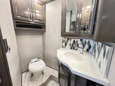 2021 Fleetwood DISCOVERY - Photo 17