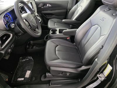 2026 Chrysler Pacifica — photo 10 view