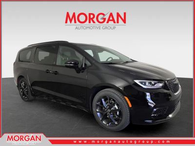 2026 Chrysler Pacifica Select in Black — front three-quarter view