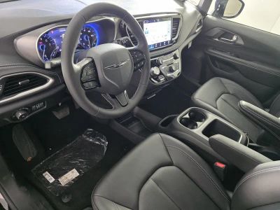 2026 Chrysler Pacifica — photo 12 view