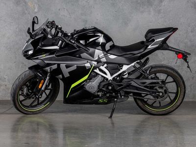 2022 CFMOTO 300SS - Photo 2