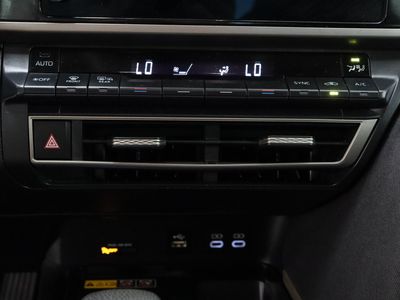 2025 Toyota Camry FWD - Photo 19