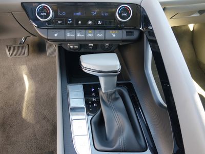 2025 Hyundai Elantra — photo 13 view