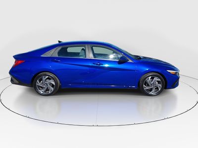 2025 Hyundai Elantra — photo 8 view