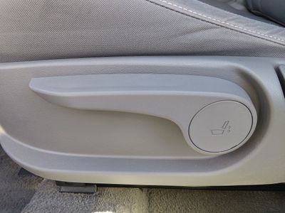 2025 Hyundai Elantra — photo 21 view