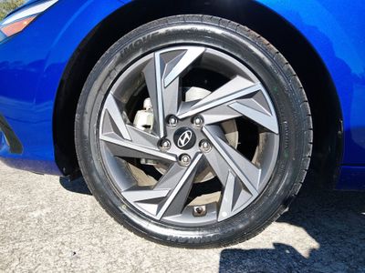 2025 Hyundai Elantra — photo 10 view