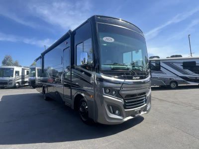 2026 Fleetwood BOUNDER — front three-quarter view