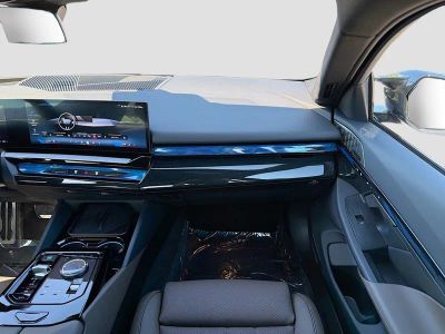 2025 BMW i5 — photo 17 view