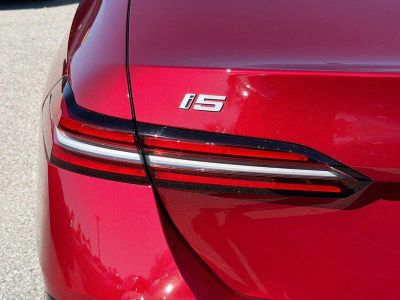 2025 BMW i5 — photo 8 view