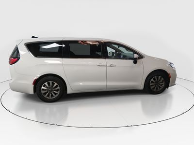 2023 Chrysler Pacifica — photo 8 view