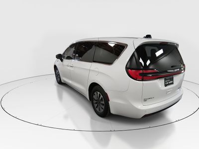 2023 Chrysler Pacifica — detail view