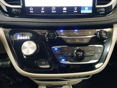 2023 Chrysler Pacifica — photo 21 view