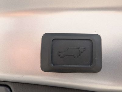 2025 Toyota RAV4 - Photo 16