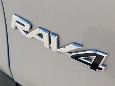 2025 Toyota RAV4 - Photo 14