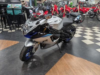 2026 Suzuki GSX-R750 — side profile view