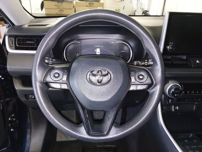 2025 Toyota RAV4 - Photo 12