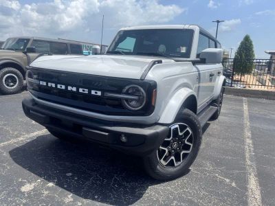 2026 Ford Bronco Outer Banks in Avalanche — front three-quarter view