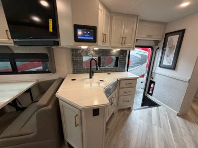 2026 Fleetwood BOUNDER - Photo 8