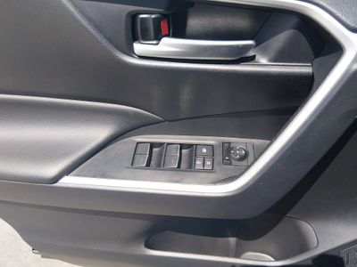 2025 Toyota RAV4 - Photo 12
