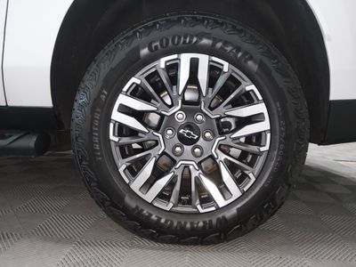 2025 Chevrolet Suburban - Photo 10