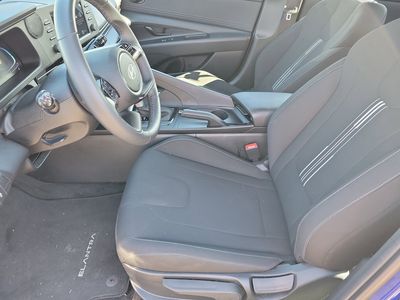 2025 Hyundai Elantra - Photo 3
