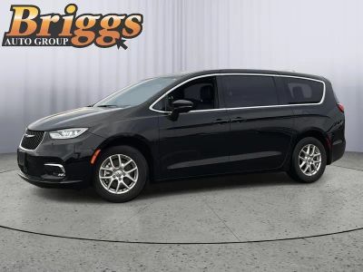 2025 Chrysler Pacifica — side profile view
