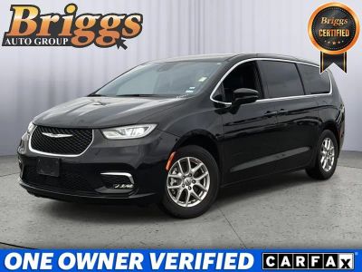 2025 Chrysler Pacifica Select in Diamond Black Crystal Pearlcoat — front three-quarter view