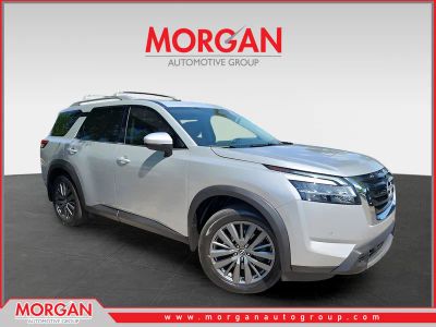 2024 Nissan Pathfinder SL in Silver — front three-quarter view