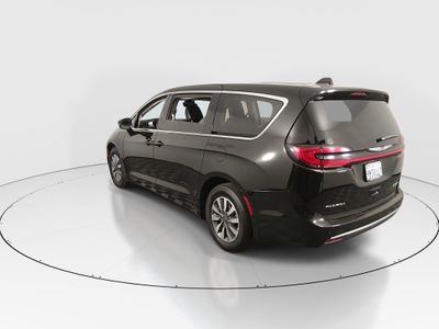2024 Chrysler Pacifica — detail view