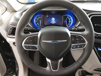 2024 Chrysler Pacifica — photo 12 view