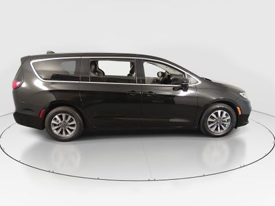 2024 Chrysler Pacifica — photo 8 view
