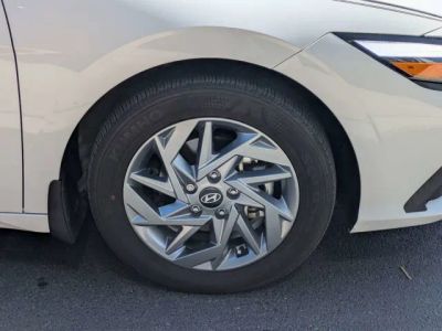2024 Hyundai Elantra — photo 10 view