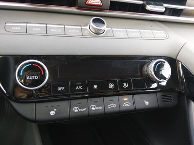 2025 Hyundai Elantra — photo 18 view