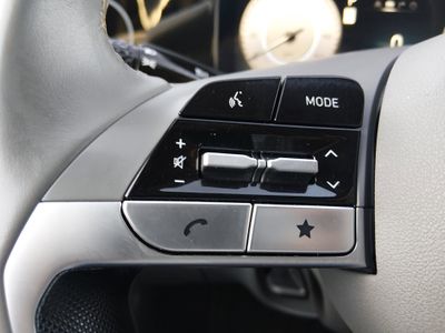 2025 Hyundai Elantra — photo 12 view