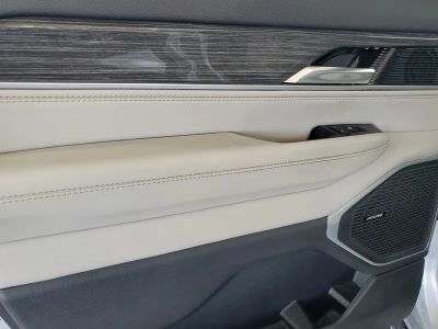 2022 Jeep Wagoneer — photo 13 view