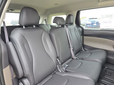 2026 Kia Carnival — photo 14 view