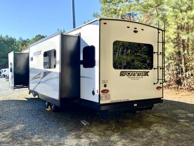 2021 Venture RV SportTrek Touring 343VIK — interior view