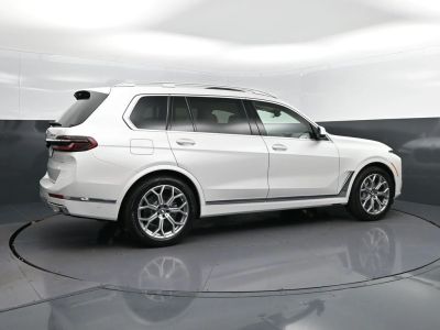 2026 BMW X7 — photo 9 view