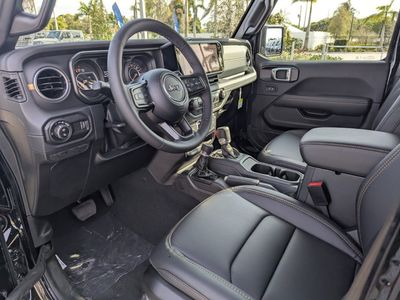 2026 Jeep Gladiator - Photo 13