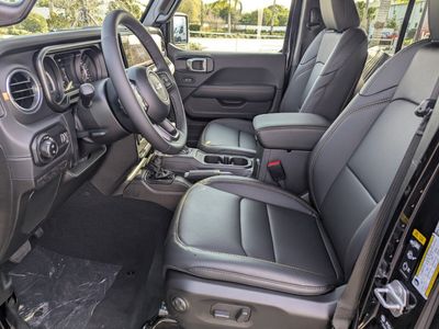 2026 Jeep Gladiator - Photo 12