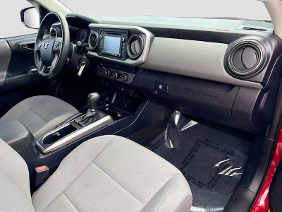2017 Toyota Tacoma — photo 13 view
