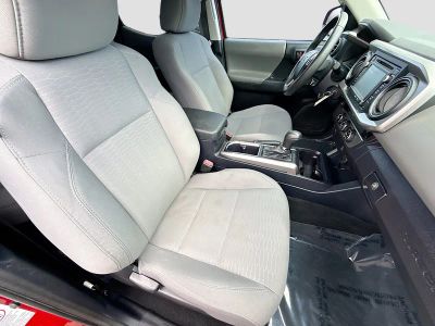 2017 Toyota Tacoma — photo 14 view
