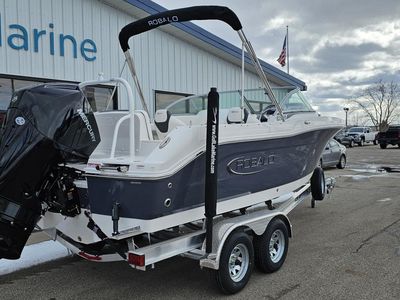 2025 Robalo R207 - Photo 3