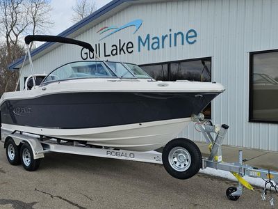 2025 Robalo R207 - Photo 1