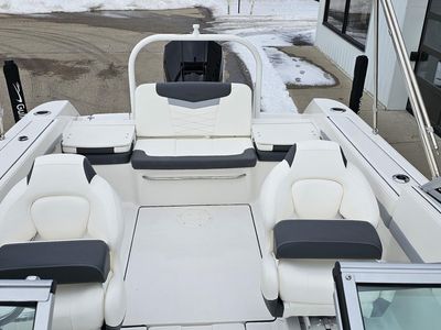 2025 Robalo R207 - Photo 9
