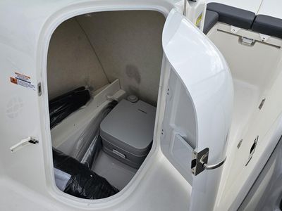 2025 Robalo R207 - Photo 15