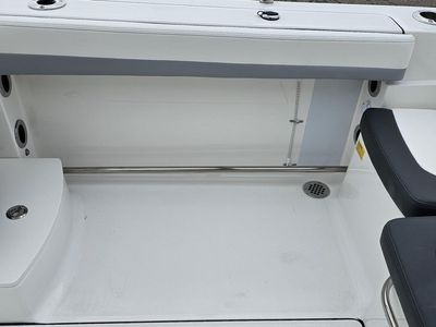 2025 Robalo R207 - Photo 16