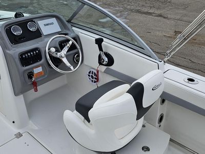 2025 Robalo R207 - Photo 12