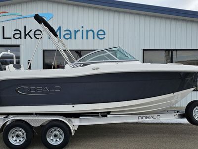 2025 Robalo R207 - Photo 2