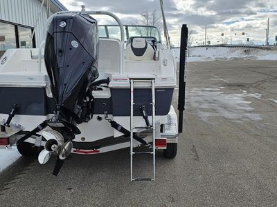 2025 Robalo R207 - Photo 6